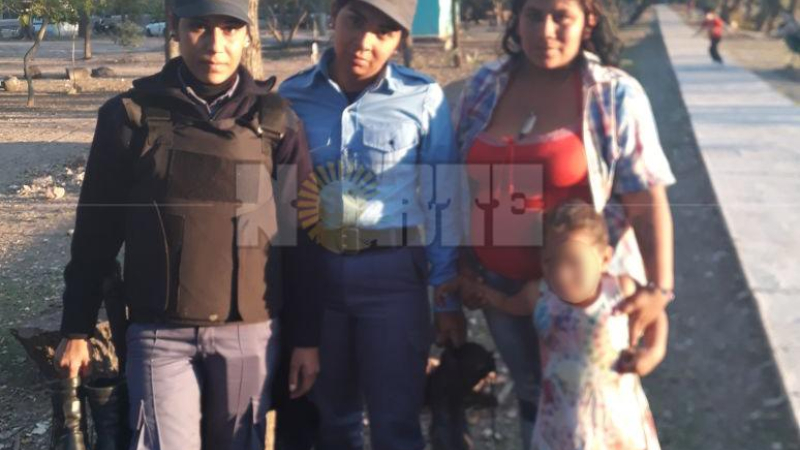 Mujeres policías heroínas: salvaron la vida de una niña de 4 años