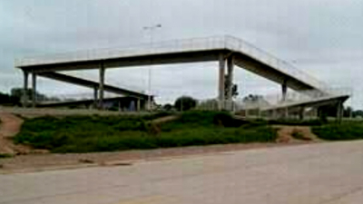 Un joven cayó de una pasarela de al menos 5 metros de altura y está grave