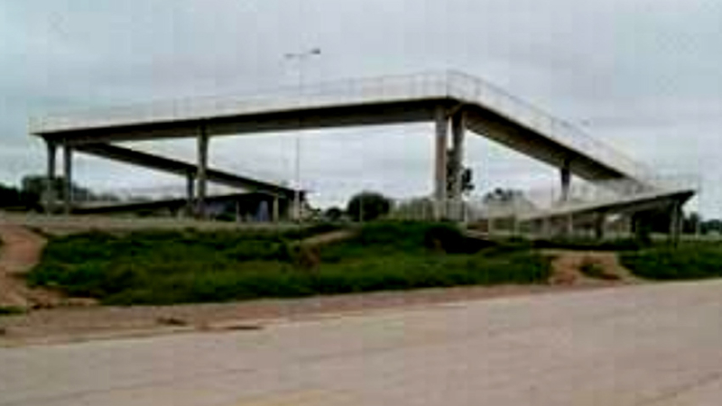 Un joven cayó de una pasarela de al menos 5 metros de altura y está grave