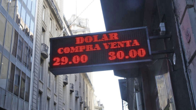 Tras medidas económicas, se desploma el dólar 76 centavos