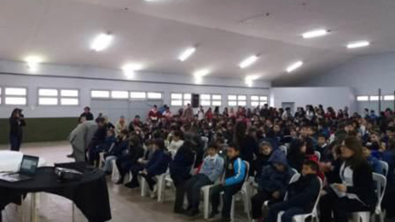 Charla sobre violencia de género, adicciones, zoonosis y macotismo