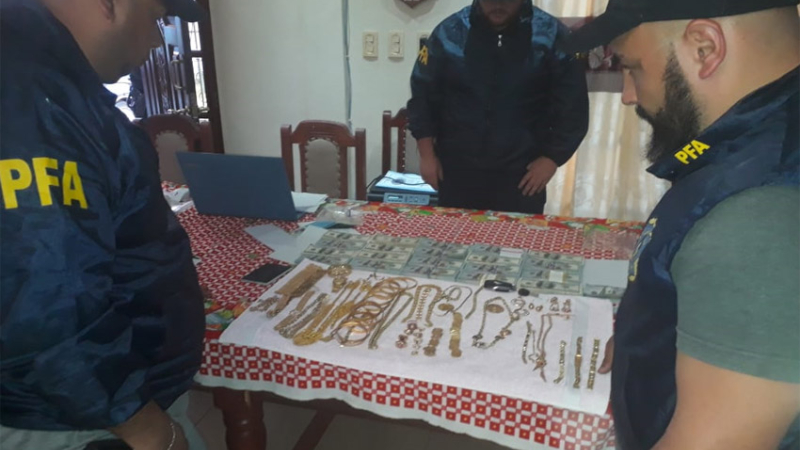 Allanan a la comunidad gitana en Resistencia y secuestran un auto, dos kilos de joyas de oro y 200 mil dólares