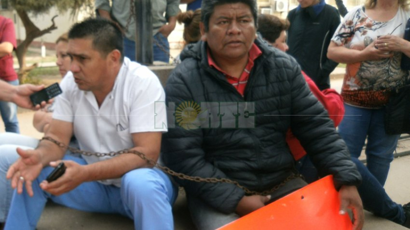Paro con encadenados en el hospital de San Martín