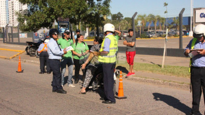 Cruzar en rojo, una falta que puede costar más de 120.000 pesos