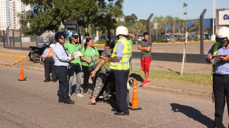 Cruzar en rojo, una falta que puede costar más de 120.000 pesos