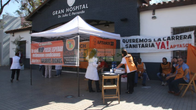 En la primera jornada de paro, la Aptasch instaló una carpa frente al Perrando