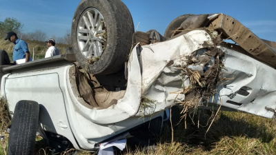 Hombre sufre varias lesiones al volcar con una camioneta del Instituto del Aborigen