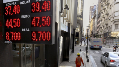 El dólar volvió a subir y cerró a 40 pesos en algunos bancos