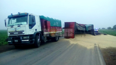 Camión perdió sus ruedas traseras y volcó el acoplado con soja en plena ruta 5