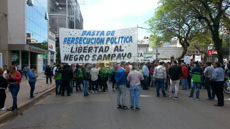Como cada jueves, municipales y dirigentes sociales marchan por la libertad de Sampayo