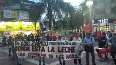 Campaña de firmas en la peatonal por el robo de la leche
