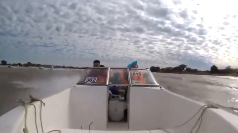 Impresionante vuelco de una lancha en largada de un concurso de pesca