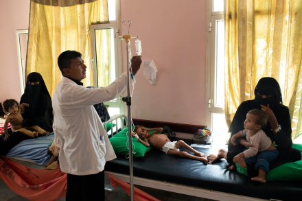 Amal recibió tratamiento para la desnutrición aguda el mes pasado en una clínica móvil en Aslam, Yemen..jpg