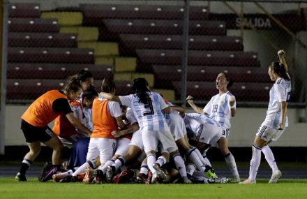 seleccion femenina de futbol.jpg