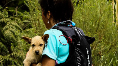 Atleta abandonó una maratón para rescatar un cachorro