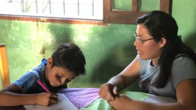 Mimi, la maestra rural que abraza la educación con el alma