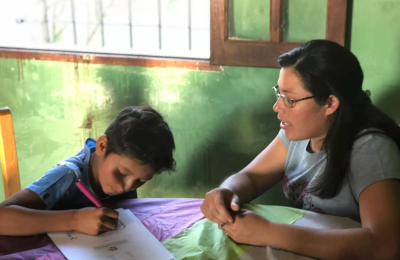 Mimi, la maestra rural que abraza la educación con el alma