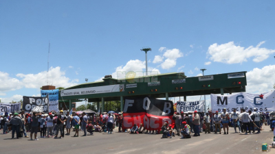 Jornada caótica por manifestaciones sociales en Chaco y Corrientes: el puente con serias demoras