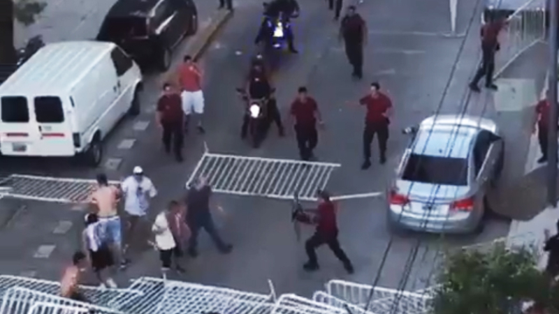 Serios incidentes entre hinchas de All Boys y la Policía: hubo balazos de goma y patrulleros destrozados