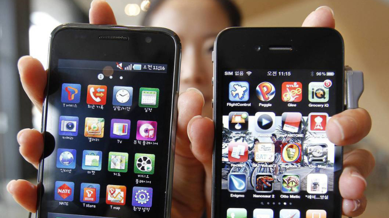 Sancionan a Apple y Samsung por envejecer sus equipos