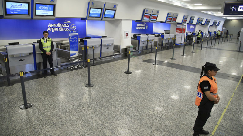Lunes prácticamente sin vuelos por paro aeronáutico y cancelaciones de Aerolíneas
