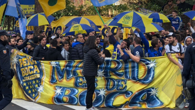 Hinchas de Boca realizaron un banderazo en la puerta del hotel en Madrid