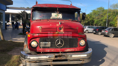 Tiene su auto parado porque lo chocó un camión sin seguro