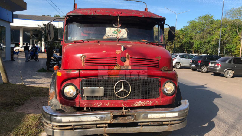 Tiene su auto parado porque lo chocó un camión sin seguro