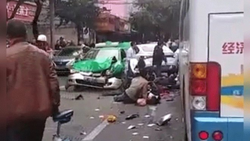 Secuestró un autobús en China y atropelló a decenas de transeúntes: al menos 8 muertos y 22 heridos