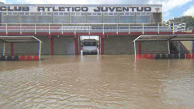 El feroz temporal y el diluvio dejaron varias canchas inundadas