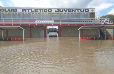 El feroz temporal y el diluvio dejaron varias canchas inundadas