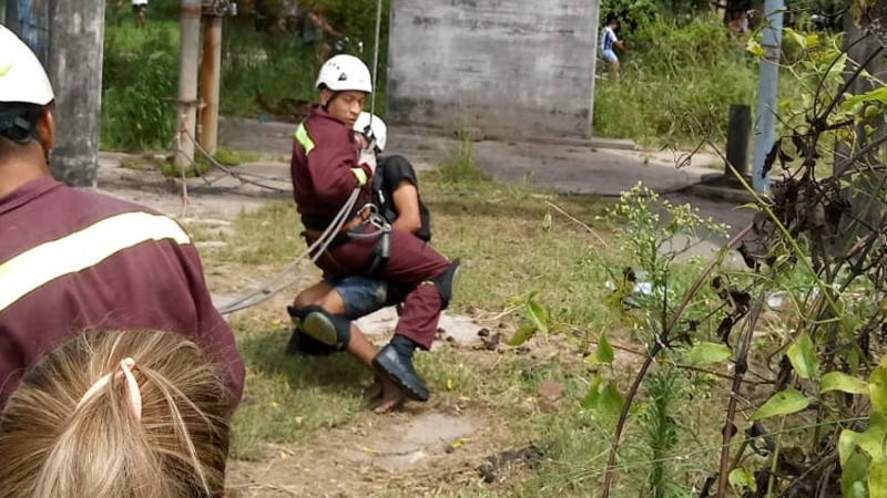 Exitosa maniobra de rescate a un joven que se encontraba a 30 metros de altura