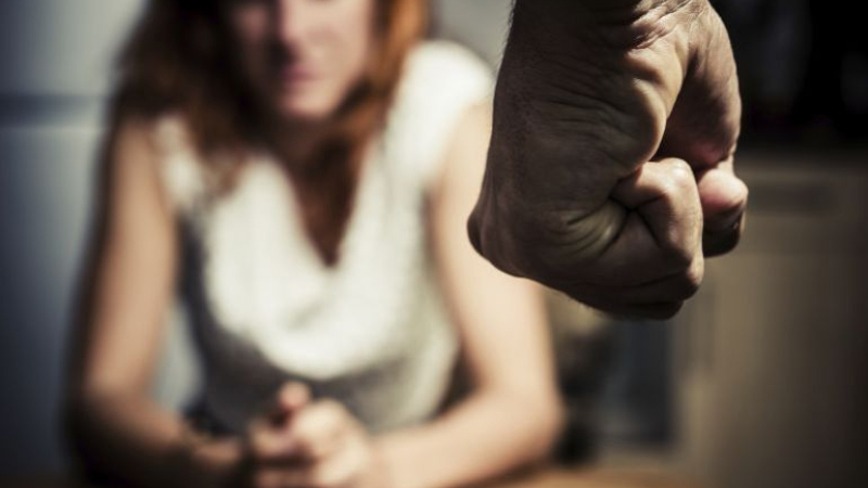 Denuncian a un trabajador de prensa por violencia de género