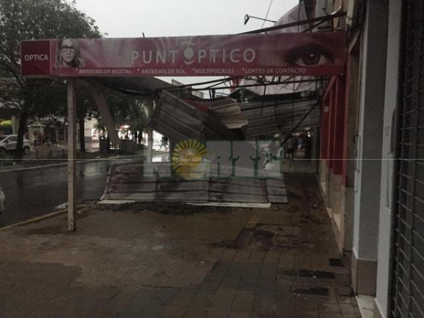 <p>Voladura del techo de un comercio. </p>