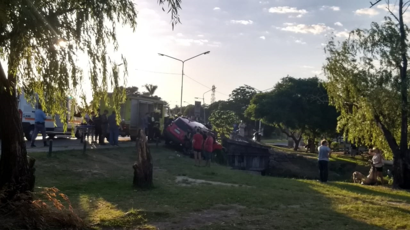 Un conductor se durmió en plena avenida, la policía intentó despertarlo y casi terminó en la laguna