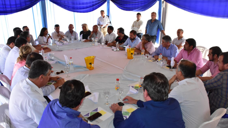 Peppo firmó un convenio con 18 municipios para invertir en obra pública