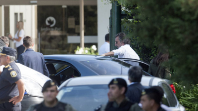 El presidente Macri, junto a su familia, despidió los restos de su padre en Pilar
