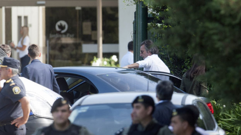 El presidente Macri, junto a su familia, despidió los restos de su padre en Pilar