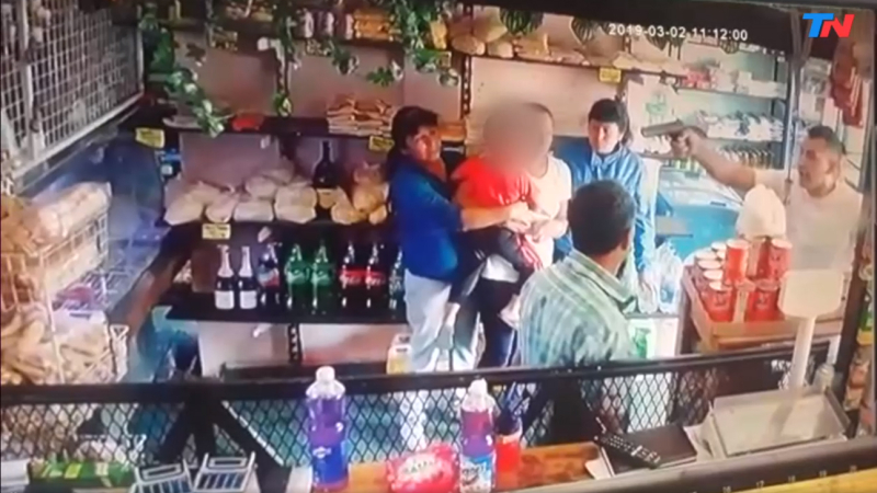Le apuntaron a un bebé en la cabeza para robar un almacén