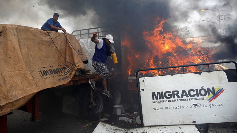 El New York Times reveló que la ayuda humanitaria fue quemada por manifestantes opositores en Venezuela
