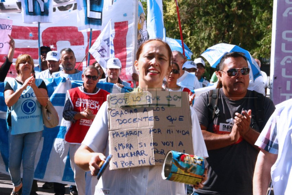 Nutrida movilización docente en la puja por la suba salarial