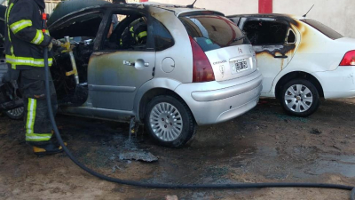 Día de furia: roció con nafta tres autos y los prendió fuego