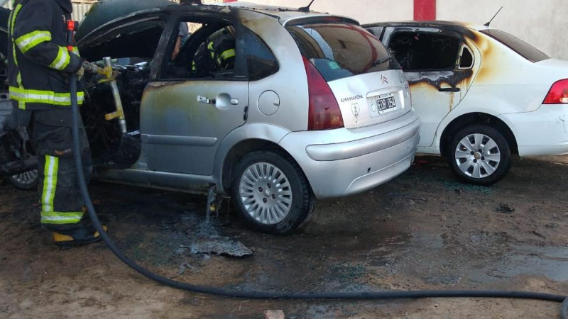 Día de furia: roció con nafta tres autos y los prendió fuego