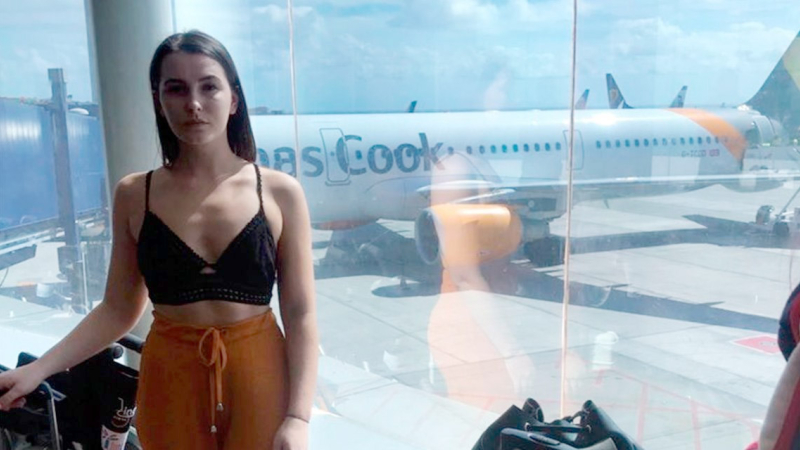 La amenazaron con bajarla del avión porque su vestimenta era "provocativa"