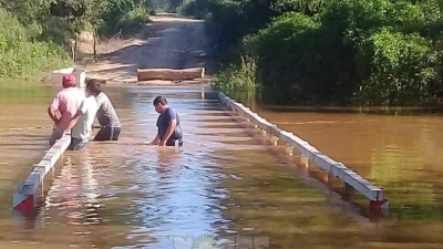Varias poblaciones del impenetrable aisladas por la crecida del Río Bermejito