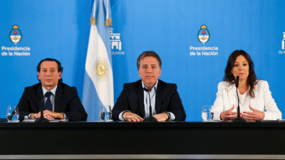 Anuncian congelamiento de tarifas y unos 60 productos esenciales para detener la inflación