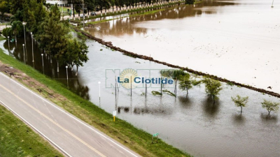 El muro de contención cedió e ingreso una gran cantidad de agua a La Clotilde