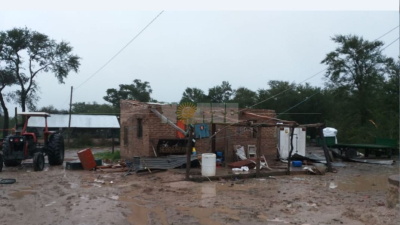 Tornado en Colonia General Paz deja heridos y postes caídos