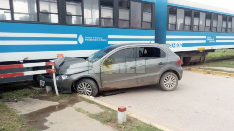 Automovilista embistió a una formación de tren de pasajeros