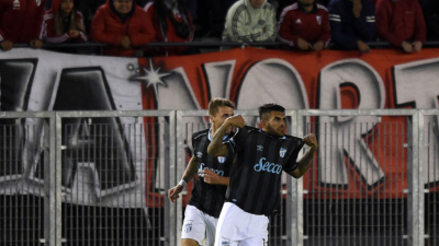 Atlético sufrió y mucho, pero festejó ante River